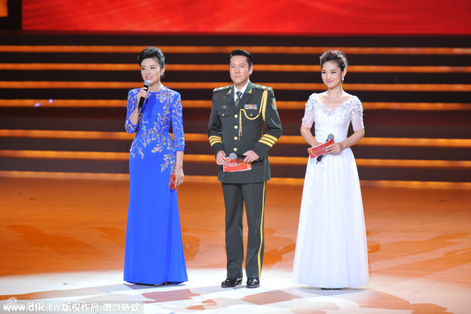 组图：成龙献唱电影推介典礼 周涛礼服典雅大方