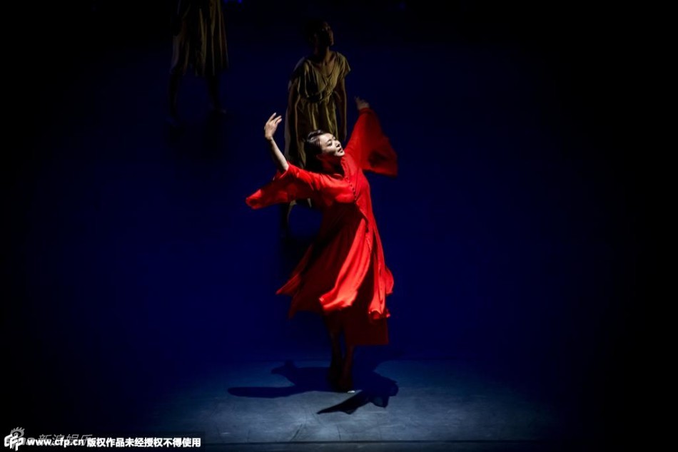 组图：金星屈膝感谢观众 翻腾跳跃展不凡功力