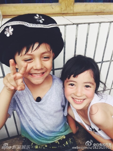 组图：两小无猜！诺一搂夏天合影 甜笑天真无邪