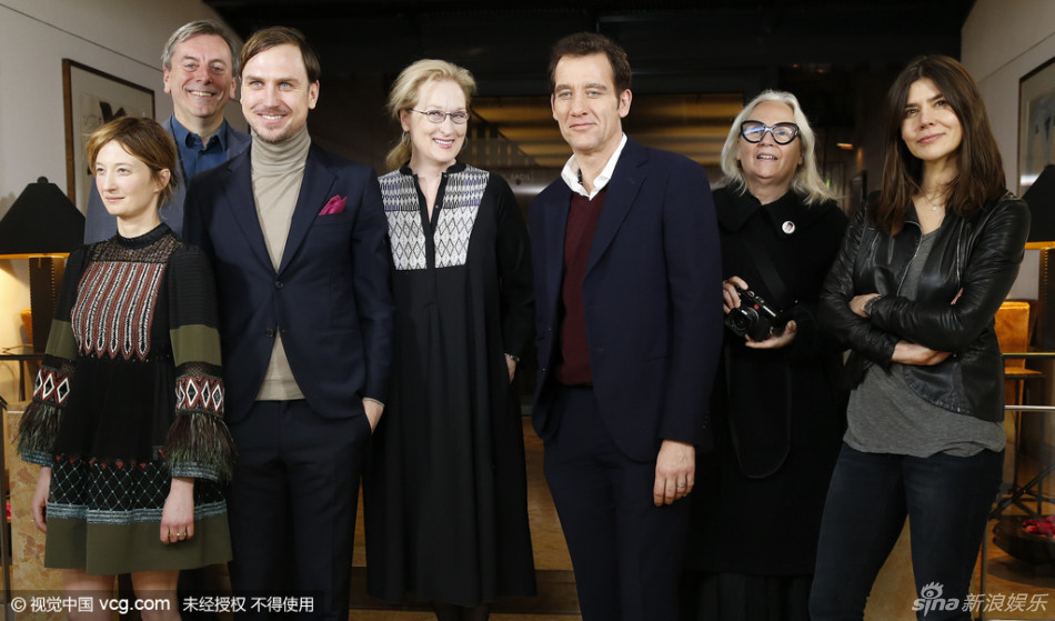 组图：柏林电影节评委会亮相 主席梅姨率众合影