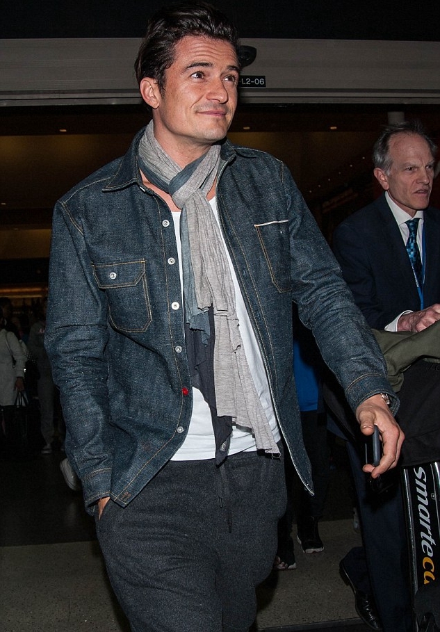 组图：精灵王子与水果姐见家长后回家 得意洋洋