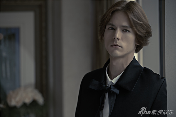 组图：李贤宰曝生日迷离写真 精致欧巴初养成