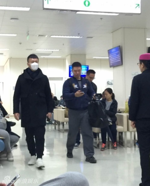 组图：要当爸爸了？网曝孙红雷陪妻子做产检