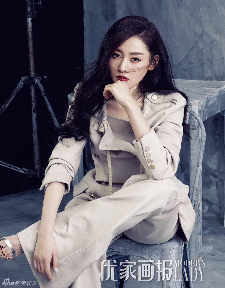 组图：张天爱登封面 明艳清新范儿气场十足