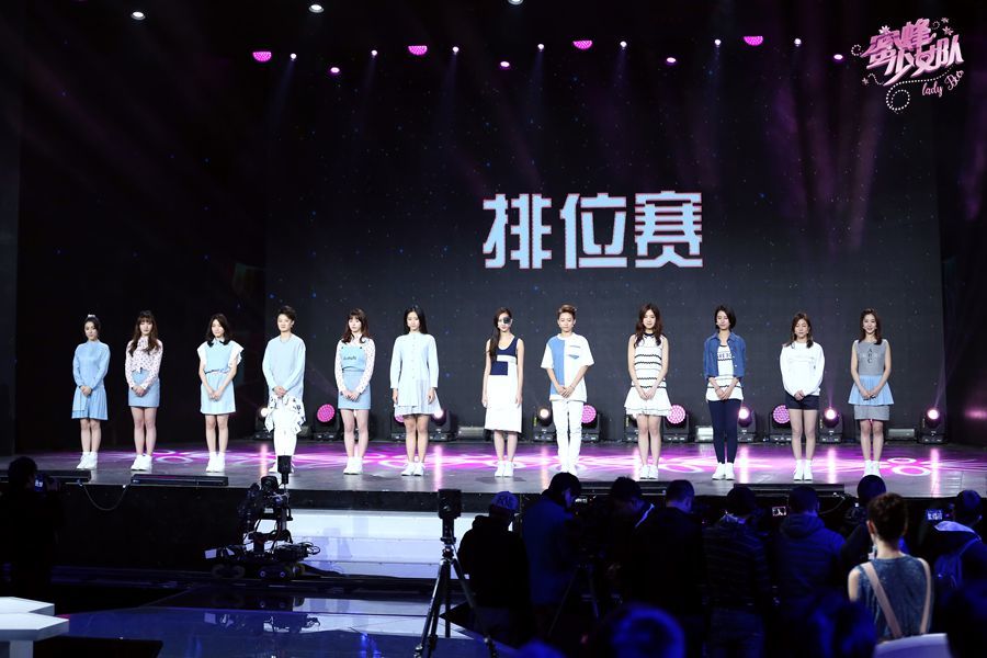 组图：《蜜蜂》谢霆锋处变不惊化解少女尴尬