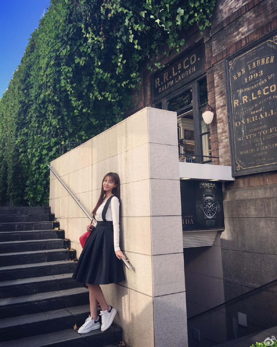 组图：沈梦辰街拍大长腿吸睛 抱电线杆玩性感