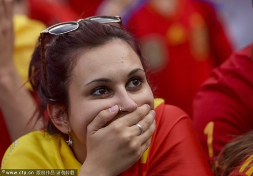 高清图-卫冕冠军西班牙出局球迷悲伤泪流成河