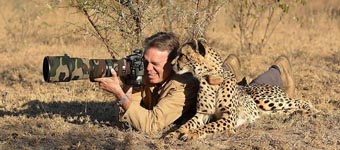 野生动物陪伴摄影师工作逗趣萌照:一点也不孤独