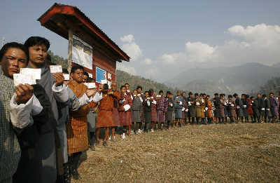 不丹王国开始首次民主选举 皇室不准参与