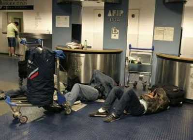阿根廷国际机场受困乘客哄砸售票处