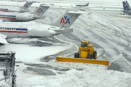 美国东北地区遭遇暴风雪纽约近千航班被迫取消