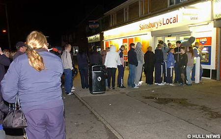 英国ATM机出错居民排队取钱(图)