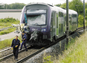 法校车撞火车学生7死25伤