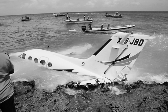 墨西哥一小型飞机坠海