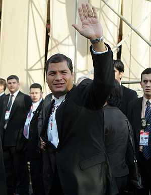 厄瓜多尔总统车队遭反对派攻击