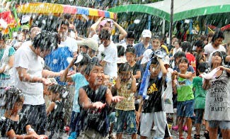 日本公园用人工降雪招徕夏日游客(图)