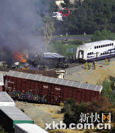 美国洛杉矶火车相撞造成18死135伤(组图)