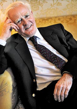 英间谍小说大师自曝情报生涯