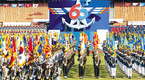 韩国建军60周年 首尔街头举行阅兵式(组图)