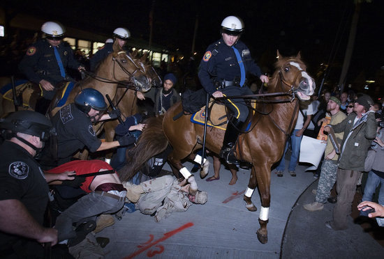 美国抗议者与骑警发生冲突被警马踩中头部(图)