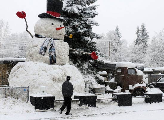 美国阿拉斯加街头出现巨型雪人(图)