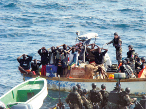 被法国海军逮捕的索马里海盗(上)以及法国海军所缴获的武器(右).