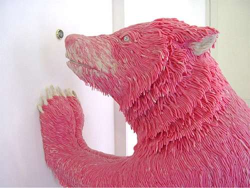 意大利艺术家用嚼过的口香糖制成雕塑(图)