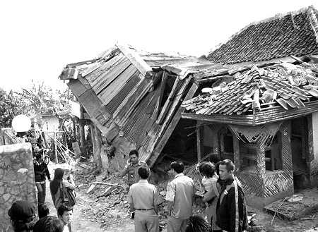 印尼7.3级地震34人死亡 ■震中距离雅加达242