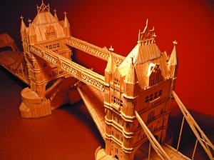 美国前主播用牙签砌出精致的伦敦塔桥.