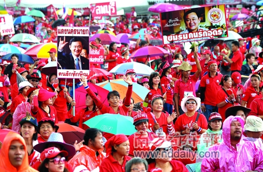 泰国不太平 红衫黄衫都在闹 纪念政变3周年,3万