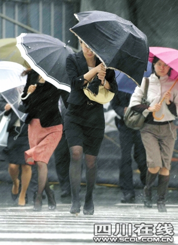 台风令行人举步维艰