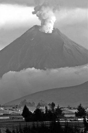 欧亚大陆最大火山喷发 引发当地每日上百次小地震