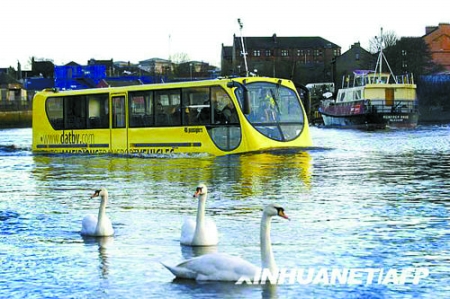 英国首辆水陆公交车下水搁浅