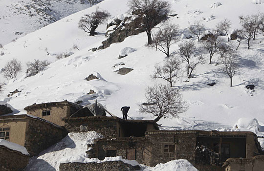 阿富汗发生雪崩数百过往车辆被埋