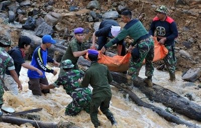 印尼山体滑坡致15人死亡57人被埋(图)