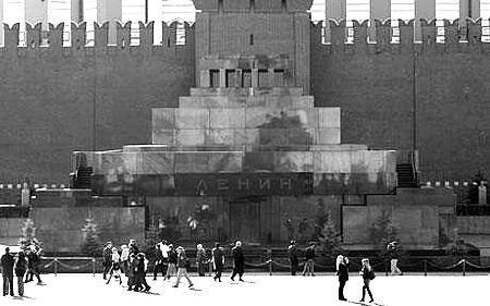 枪袭击列宁墓 警方称,此人因犯有持械袭击罪一直在逃