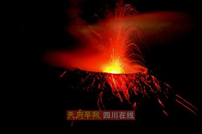 危地马拉燃烧的石块顺着山坡滚下