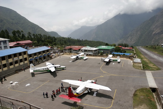 这是2010年5月20日在尼泊尔首都加德满都附近卢卡拉机场拍摄的"双