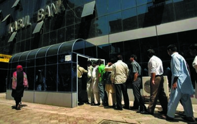 阿富汗最大银行喀布尔银行遭挤兑(图)