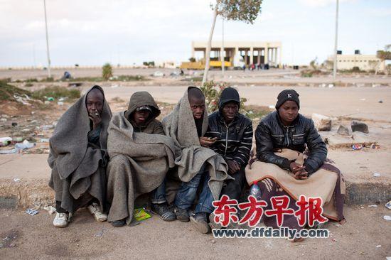 于利比亚、埃及边境的萨鲁姆关口,5名乍得人坐