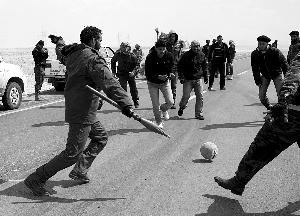 24�գ��������Ү����������װ��Ա��ǰ��������