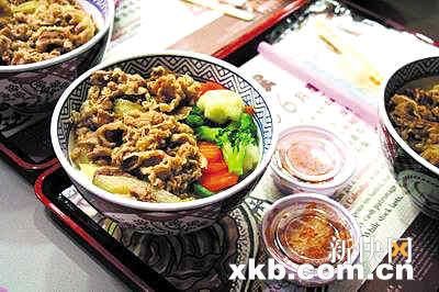迎合现代人饮食习惯 日本吉野家牛肉饭加菜_新