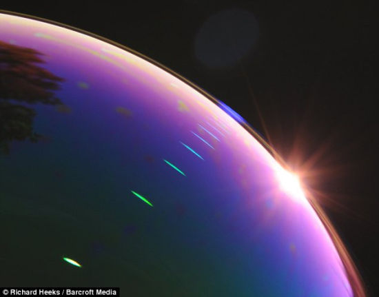 小小肥皂泡显神奇:特写照酷似宇宙星球(组图)