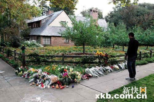 乔布斯悄然下葬美民众伤感送别