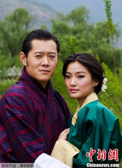不丹国王伉俪自小相识，在佩玛7岁时，旺楚克就对其求婚。