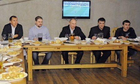 普京再展男性魅力 庆俄足协成立百年豪饮超大