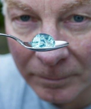 神秘蓝珠随冰雹天降英国人花园究竟何物费猜疑