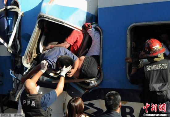 当地时间2月22日，阿根廷首都布宜诺斯艾利斯，发生城铁列车出轨事故。这成为近年来阿根廷发生的最严重的铁路交通事故。
