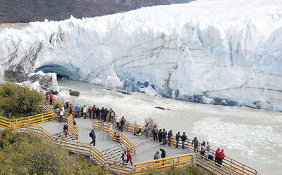 2日,游人欣赏阿根廷南方著名的莫雷诺冰川崩塌