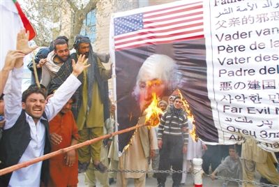 16日，巴基斯坦民众焚烧有华盛顿头像的横幅，抗议美国士兵涉嫌在阿富汗枪杀16平民。